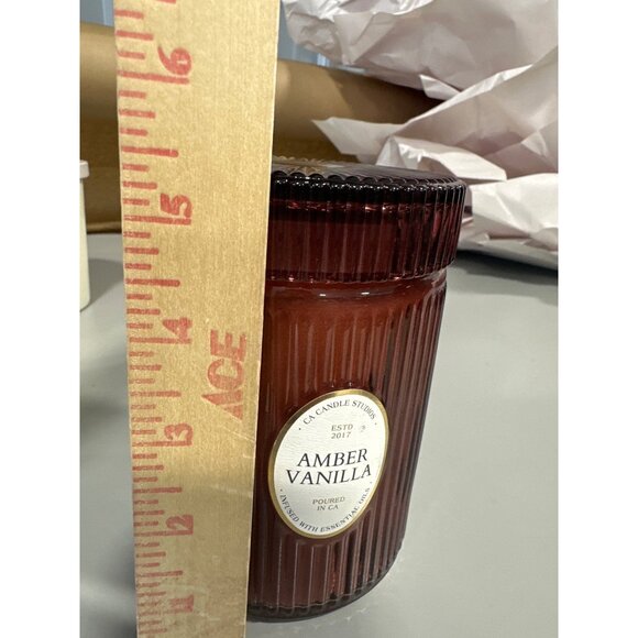 Leoben Co Amber Vanilla Candle Ribbed Glass Jar 18 Oz Vegetable Wax Blend NEW - Picture 5 of 7